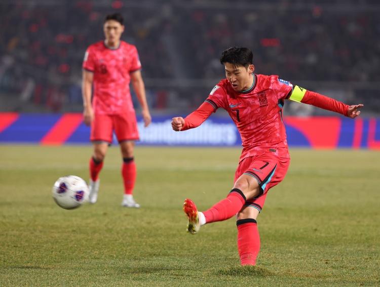 图为韩国vs阿曼，孙兴慜在高阳综合体育场比赛